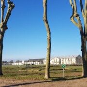 Vojaški teren, ki je odprt kot sprehajališče in parkirišče.