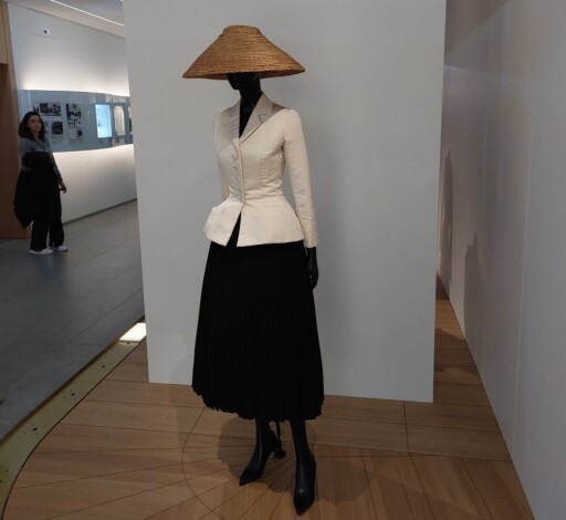 Tailleur bar oz. JOPIČ BAR - glavni element prve Dior kolekcije iz leta 1947.