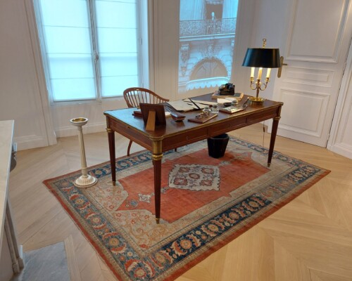 Diorjeva pisalna miza.