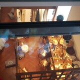 Soba za pomerjanje, opremljena z vsem, kar mora biti pri roki.