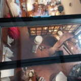 Soba za pomerjanje, obiskovalci jo gledajo navzdol.