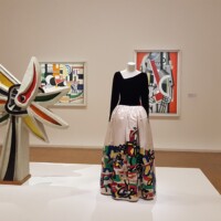 Skulptura Večbarvna roža Ferdinanda Legera v centru Pompidou, zraven obleka z uvezenim krilom iz kolekcije jesen-zima 1981.