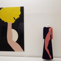 Slika Luna Garyja Huma v centru Pompidou zraven Saint Laurentova obleka iz kolekcije jesen-zima 1966 - Poklon Pop Art umetnosti. Obleka izhaja iz ideje slike Toma Wesselmanna.