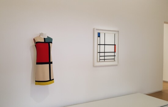 Piet Mondrian - Kompozicija v rdeči beli in modri II v centru Pompidou. Zraven Saint Laurentova obleka iz kolekcije 1965.