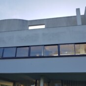 Vila Savoye - na kolih, okna po celi dolžini in strešna terasa.