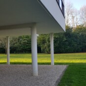 Hiša stoji na kolih, ki omogočajo zavoj avtomobila.