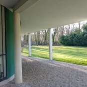 Hiša stoji na kolih, ki omogočajo zavoj avtomobila.