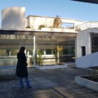 Terasa v prvem nadstropju ob dnevni sobi. Betonska mizica je zelo nizka.