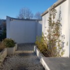 Terasa na strehi. Desno je luknja v steni, ki pokliče pogled proti razgledu.