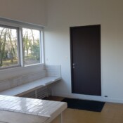 Kuhinja - nizek plut, da se stvari ne vidijo ven.