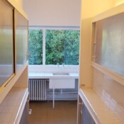 Kuhinja, keramične ploščiče na pultu - kot znanstveni laboratorij.