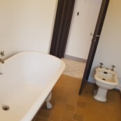 Kopalnica - stena je zaoblkena in prilagojena obliki kadi.