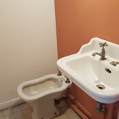 Stranišče, tu z bidejem imajo Francozi še zdaj vedno v ločenem prostoru.