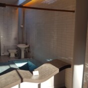 Del "master suite" je tudi kopalnica, ki namenoma spominja na turško savno.