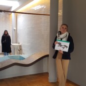 Ležalnik ob kadi je je predelan design naslonjača LC4,