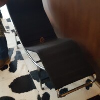 stanovanje-atelje - ležalnik LC4 v dnevni sobi