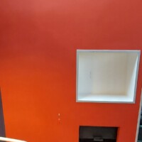 stanovanje-atelje - dnevna soba - rdeča stena