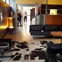 stanovanje-atelje - dnevna soba z ležalnikom LC4, kavčem LC5 in sedež LC2