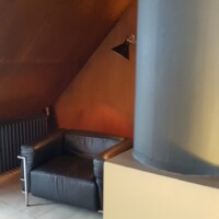 stanovanje-atelje - sedež LC2 in bojler v sobi za goste