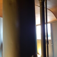 stanovanje-atelje - bojler v sobi za goste