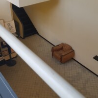 Hiša la Roche - pogled z balkona na stol LC2.