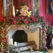 Soba Jeroma Bonaparta s pohištvom iz mahagonija in svilenimi stenskimi tapetami.