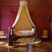 Soba Jeroma Bonaparta s pohištvom iz mahagonija in svilenimi stenskimi tapetami.