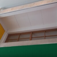 Pogled od zunaj na zgornje nadstropje modela stanovanjske enote v muzeju arhitekture.