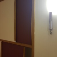 Znotraj modela stanovanja - prostori so razmejeni z omarami.